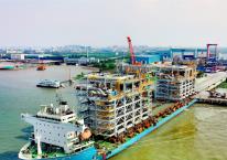 “泛洲6”轮装载着全球最大规模极地天然气液化工厂项目中的两座超级模块